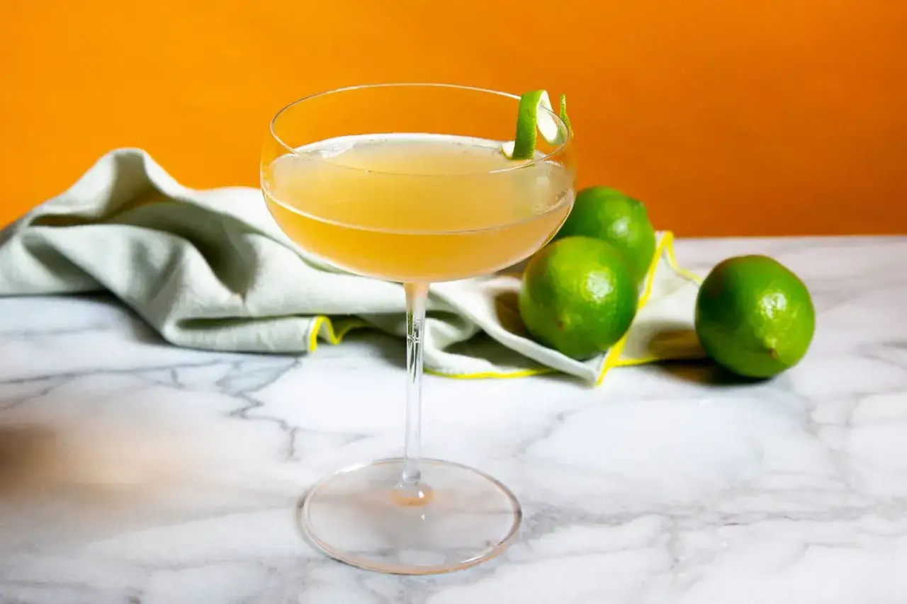 Orzeźwiający drink daiquiri z limonką, gotowy do degustacji.