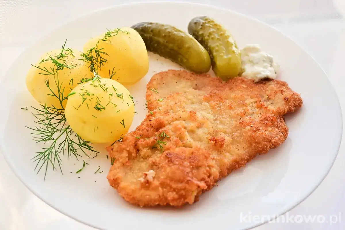 Złocisty kotlet schabowy z ziemniakami, og&oacute;rkami kiszonymi i koperkiem. Pyszny obiad!