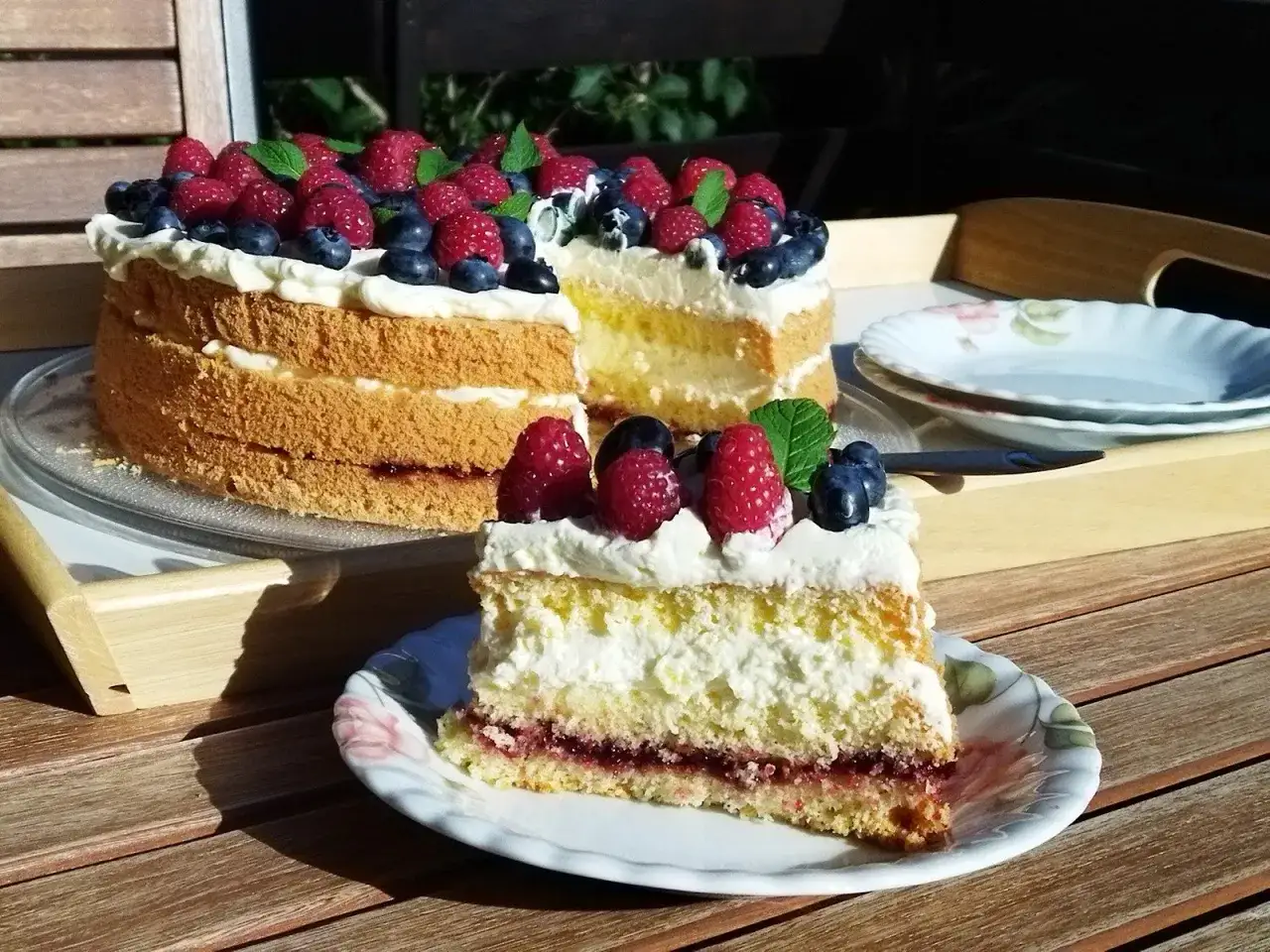Pyszny tort z malinami i borówkami, idealny na urodziny. Szukasz najlepszy tort urodzinowy przepisy? Ten wygląda obłędnie!