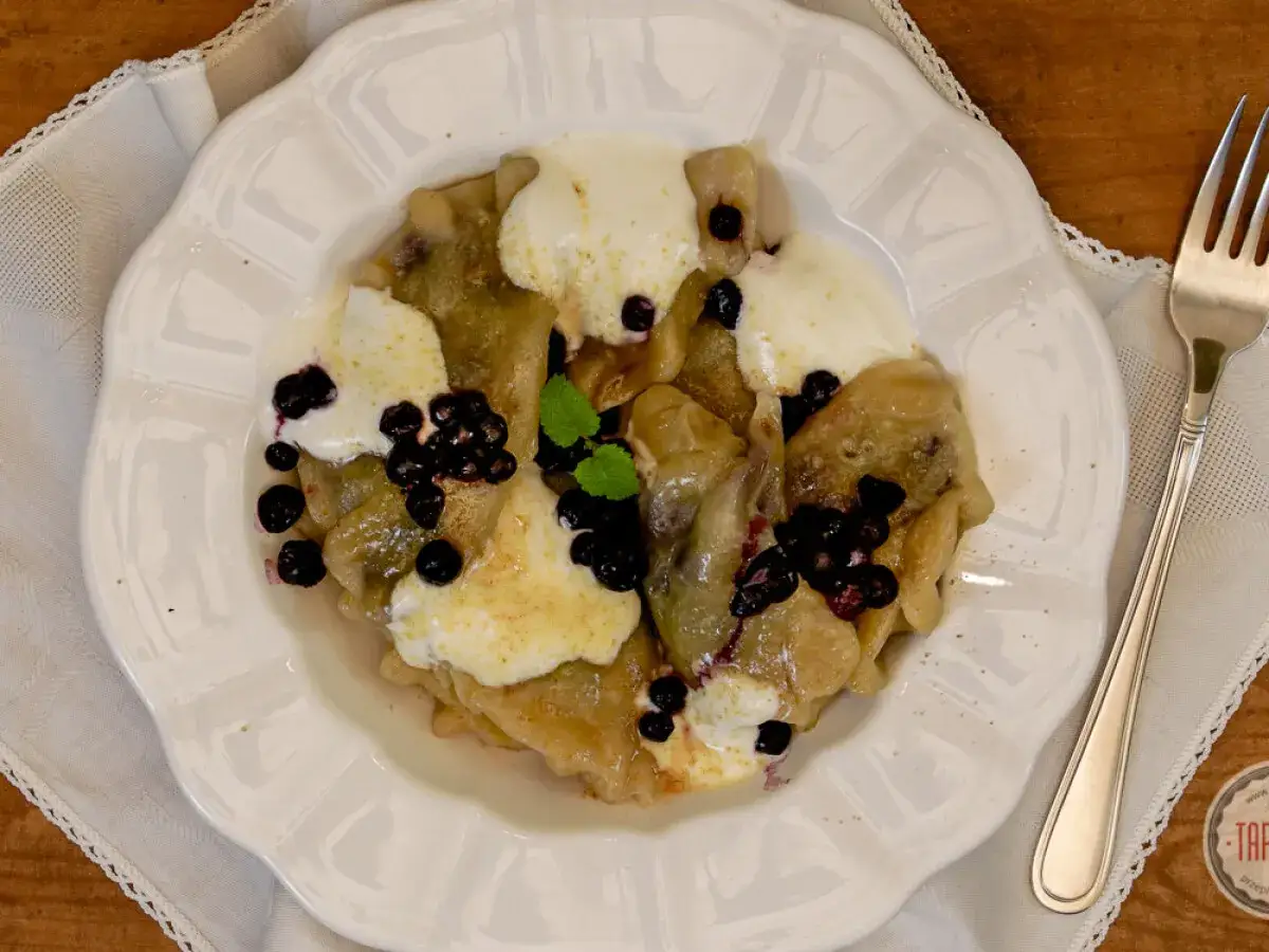 Pyszne pierogi z jagodami i śmietaną, idealne na letnie przepisy z jagodami.