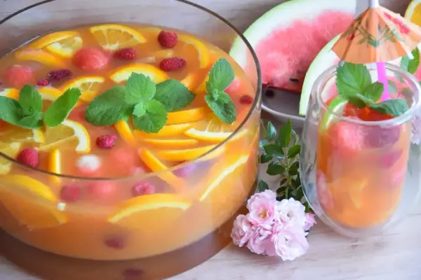 Orzeźwiający poncz alkoholowy z pomarańczą, malinami i miętą. Idealny na letnie przyjęcie.